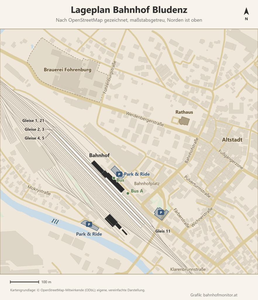 Lageplan des Bahnhofs Bludenz nach OpenStreetMap, Norden oben: Die Bahnsteige der Gleise 1, 11 und 21, 2/3 und 4/5 verlaufen von Nordwest nach Südost, das Bahnhofsgebäude liegt an der Nordostseite am Bahnhofplatz mit zwei Bushaltestellen und Park and Ride. Ein zweiter Park-and-Ride-Platz liegt auf der Südwestseite an der Mokrystraße nahe der Ill, ein weiterer Parkplatz an der Färberstraße; nordöstlich des Bahnhofs liegen Rathaus und Altstadt mit Fußgängerzone, im Nordwesten die Brauerei Fohrenburg.