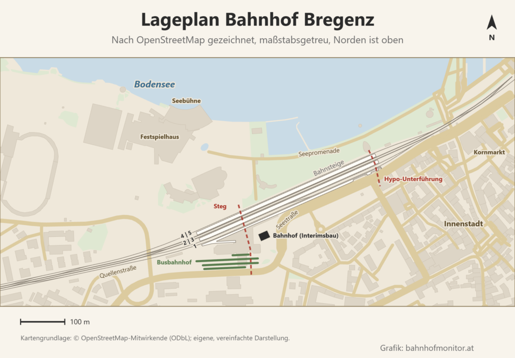 Maßstabsgetreuer Lageplan des Bahnhofs Bregenz nach OpenStreetMap, Norden oben: im Norden der Bodensee mit Seepromenade, Seebühne und Festspielhaus; schräg von Südwesten nach Nordosten die Bahnsteige 1, 2 und 3, 4 und 5; südlich davon der Interimsbau des Bahnhofs und der Busbahnhof; der Steg über die Gleise und weiter östlich die Hypo-Unterführung; im Osten die Innenstadt mit dem Kornmarkt.