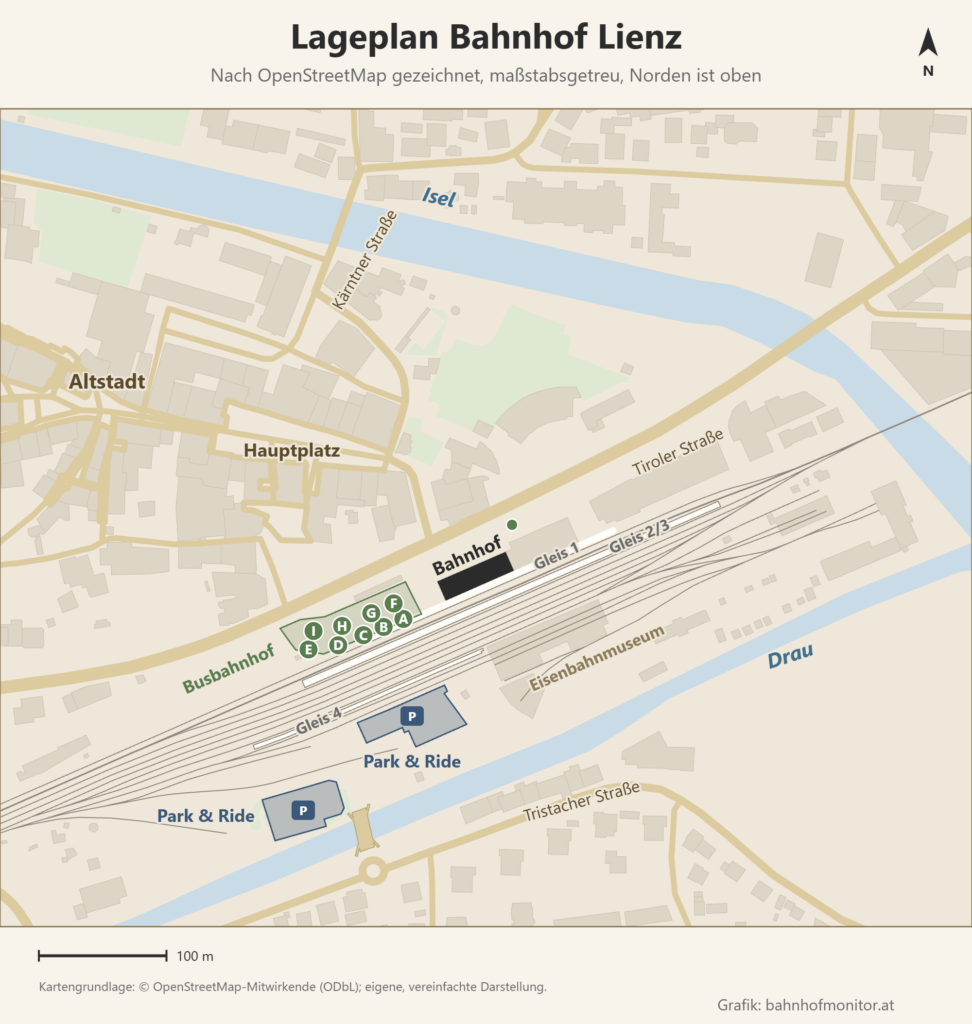 Lageplan des Bahnhofs Lienz nach OpenStreetMap, Norden oben: Die Gleise mit den Bahnsteigen 1 bis 4 verlaufen von Südwesten nach Nordosten. Nördlich davon liegen das Bahnhofsgebäude an der Tiroler Straße und westlich der Busbahnhof mit den Steigen A bis I. Südlich der Gleise liegen zwei Park-and-Ride-Plätze und das Eisenbahnmuseum, dahinter die Drau mit der Bahnhofsbrücke. Im Nordwesten liegen Hauptplatz und Altstadt, ganz im Norden die Isel.