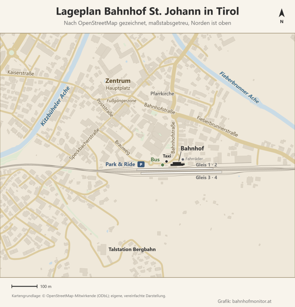 Lageplan des Bahnhofs St. Johann in Tirol nach OpenStreetMap, Norden oben: Die Bahnsteige der Gleise 1 bis 4 liegen in Ost-West-Richtung, das Bahnhofsgebäude nördlich davon mit Bushaltestelle, Taxi, Fahrradabstellplatz und Park and Ride am Brauweg im Westen. Die Bahnhofstraße führt ins Zentrum zum Hauptplatz mit der Pfarrkirche; im Westen fließt die Kitzbüheler Ache, im Nordosten die Fieberbrunner Ache, südlich der Gleise liegt die Talstation der Bergbahn.