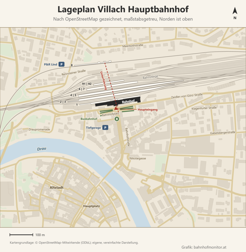 Maßstabsgetreuer Lageplan des Villacher Hauptbahnhofs nach OpenStreetMap, Norden oben: das Bahnhofsgebäude mit dem Haupteingang zum Bahnhofplatz, davor der Busbahnhof und die Tiefgarage; nördlich die Bahnsteige 1, 2 und 3, 4 und 5, 6 und 7, der provisorische Bahnsteig 91 und 92 und ganz im Norden Gleis 8; die Unterführung vom Bahnhofplatz unter allen Gleisen bis zum Bahnsteig 8 und zum Park-and-Ride-Platz Lind an der Rennsteiner Straße; südlich die Bahnhofstraße, die Drau und die Altstadt mit dem Hauptplatz.