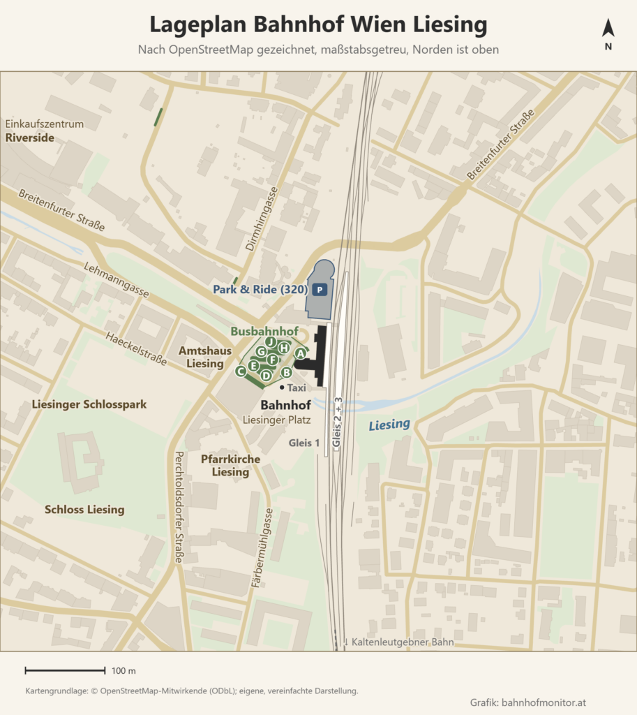 Lageplan des Bahnhofs Wien Liesing nach OpenStreetMap, Norden oben: Die Bahnsteige von Gleis 1 sowie Gleis 2 und 3 liegen in Nord-Süd-Richtung, das Bahnhofsgebäude westlich davon am Liesinger Platz. Westlich daneben liegt der Busbahnhof mit den Steigen A bis J, nördlich das Park-and-Ride-Parkhaus, südlich fließt die Liesing unter den Gleisen durch; Amtshaus, Pfarrkirche und Schlosspark liegen westlich und südwestlich.