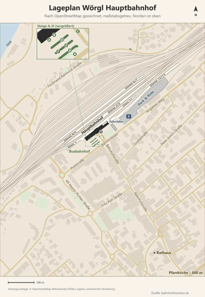 Lageplan von Wörgl Hauptbahnhof nach OpenStreetMap, Norden oben: Die Bahnsteige liegen schräg von Südwest nach Nordost, das dunkle Bahnhofsgebäude am Hausbahnsteig (Gleis 1) im Südosten, daneben die Kopfgleise 11 bis 13 und der Park-and-Ride-Platz am Angather Weg. Vor dem Gebäude liegt am Bahnhofsplatz der Busbahnhof mit den Steigen A bis H, vergrößert in einem Ausschnitt dargestellt; der Inn ist links oben zu sehen, das Rathaus liegt südöstlich an der Bahnhofstraße.